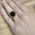 انگشتر عقیق مشکی نقره مردانه طرح دورطلایی یا حسین (ع) - Image 4