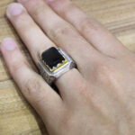 انگشتر عقیق مشکی نقره مردانه طرح دورطلایی جنت - Image 4