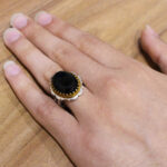 انگشتر عقیق مشکی نقره مردانه طرح دورطلایی باربد - Image 2