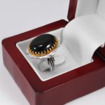 انگشتر عقیق مشکی نقره مردانه طرح دورطلایی باربد