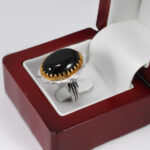 انگشتر عقیق مشکی نقره مردانه طرح دورطلایی باربد - Image 4