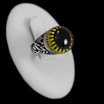 انگشتر عقیق مشکی نقره مردانه طرح دورطلایی سلام بر حسین (ع)