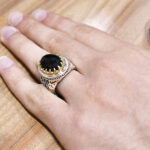 انگشتر عقیق مشکی نقره مردانه طرح دورطلایی باوا - Image 4