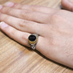 انگشتر عقیق مشکی نقره مردانه طرح دورطلایی سلام بر حسین (ع) - Image 4