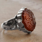 انگشتر عقیق سرخ نقره مردانه طرح فاخر "امیری حسین و نعم الامیر" - Image 3