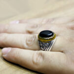 انگشتر عقیق مشکی نقره مردانه طرح دورطلایی یا علی مدد (ع) - Image 2