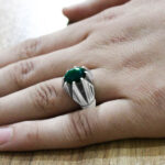 انگشتر زمرد الماس تراش نقره مردانه طرح اورمان - Image 4