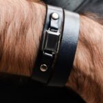 دستبند نقره چرم طبیعی طرح سرمه ای بلند کلاسیک زنانه و مردانه با نگین حدید صینی+ حکاکی