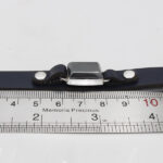 دستبند حدید صینی نقره چرم طبیعی زنانه و مردانه سرمه ای بلند کلاسیک طرح درنا + حکاکی - Image 4