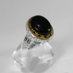 انگشتر عقیق مشکی نقره مردانه طرح دورطلایی پنام - Image 4