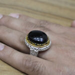 انگشتر عقیق مشکی نقره مردانه طرح دورطلایی پنام - Image 2