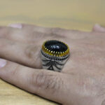 انگشتر عقیق مشکی نقره مردانه طرح دورطلایی یا حسین (ع) - Image 3