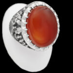 انگشتر عقیق سرخ نقره مردانه دست ساز فاخر طرح قلم زنی سه بعدی قبلتَین - Image 5