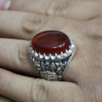 انگشتر عقیق سرخ نقره مردانه دست ساز فاخر طرح قلم زنی سه بعدی قبلتَین - Image 2