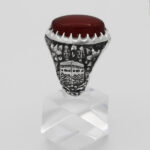 انگشتر عقیق سرخ نقره مردانه دست ساز فاخر طرح قلم زنی سه بعدی قبلتَین - Image 3