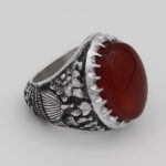 انگشتر عقیق سرخ نقره مردانه دست ساز فاخر طرح قلم زنی سه بعدی قبلتَین - Image 7