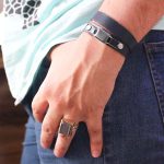 دستبند حدید صینی نقره چرم طبیعی زنانه و مردانه سرمه ای بلند کلاسیک طرح درنا + حکاکی - Image 3