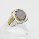 انگشتر عقیق کبود یمنی نقره مردانه طرح دورطلایی راثین - Image 2