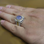 انگشتر عقیق کبود یمنی نقره مردانه طرح دورطلایی راثین - Image 3