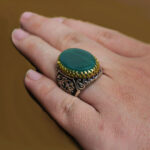 انگشتر عقیق سبز نقره مردانه طرح دور طلایی فاخر کمیل - Image 3