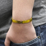 دستبند حدید صینی فانتزی دخترانه و پسرانه طرح فانتزی طلایی جهت - Image 2