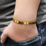 دستبند حدید صینی فانتزی دخترانه و پسرانه طرح فانتزی طلایی قلب - Image 4