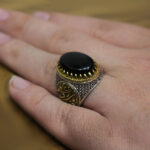 انگشتر عقیق مشکی نقره مردانه طرح دورطلایی آمدم ای شاه - Image 2