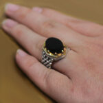 انگشتر عقیق مشکی نقره مردانه طرح دورطلایی رادمهر - Image 3