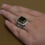 انگشتر عقیق مشکی نقره مردانه طرح مستطیلی دورطلایی رادویه - Image 4