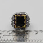 انگشتر عقیق مشکی نقره مردانه طرح مستطیلی دورطلایی رادویه - Image 2