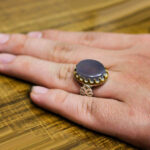 انگشتر عقیق کبود یمنی نقره مردانه طرح دورطلایی ارشیا - Image 4