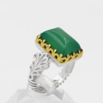 انگشتر عقیق سبز نقره مردانه طرح دور طلایی ارس - Image 4