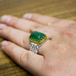 انگشتر عقیق سبز نقره مردانه طرح دور طلایی دها - Image 3