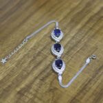 دستبند یاقوت کبود الماس تراش نقره زنانه طرح راویه - Image 2