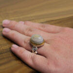 انگشتر عقیق باباقوری نقره مردانه طرح دور طلایی آشورا - Image 2