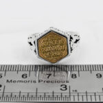 انگشتر حرز امام جواد (ع) نقره مردانه و زنانه طرح شش ضلعی سوره توحید + تربت امام حسین (ع) - Image 3