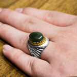 انگشتر یشم نقره مردانه طرح دور طلایی رادمان - Image 2