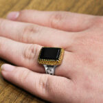 انگشتر عقیق مشکی نقره مردانه طرح مستطیلی دورطلایی اروند - Image 4