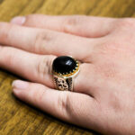 انگشتر عقیق مشکی نقره مردانه طرح دورطلایی اسفندیار - Image 2