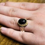 انگشتر عقیق مشکی نقره مردانه طرح دورطلایی رودین - Image 3