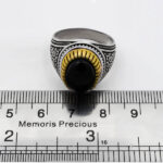 انگشتر عقیق مشکی نقره مردانه طرح دورطلایی زافر - Image 2