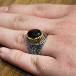 انگشتر عقیق مشکی نقره مردانه طرح دورطلایی زافر - Image 4
