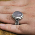 انگشتر عقیق کبود یمنی نقره مردانه طرح پویان - Image 2