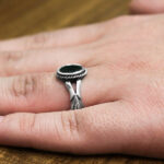 انگشتر زمرد الماس تراش نقره مردانه طرح بزرگمهر - Image 4