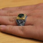 انگشتر زمرد الماس تراش نقره مردانه دور طلایی طرح شاهین - Image 4