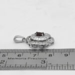 گردنبند نقره زنانه با سنگ گارنت الماس تراش طرح نرگس - Image 2