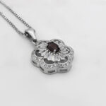 گردنبند نقره زنانه با سنگ گارنت الماس تراش طرح نرگس - Image 3