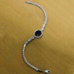 دستبند یاقوت کبود الماس تراش نقره زنانه طرح کتایون ۲ - Image 3