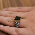 انگشتر عقیق مشکی نقره مردانه طرح دور طلایی هاتف - Image 4