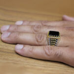 انگشتر عقیق مشکی نقره مردانه طرح دور طلایی مستطیلی حجت - Image 3